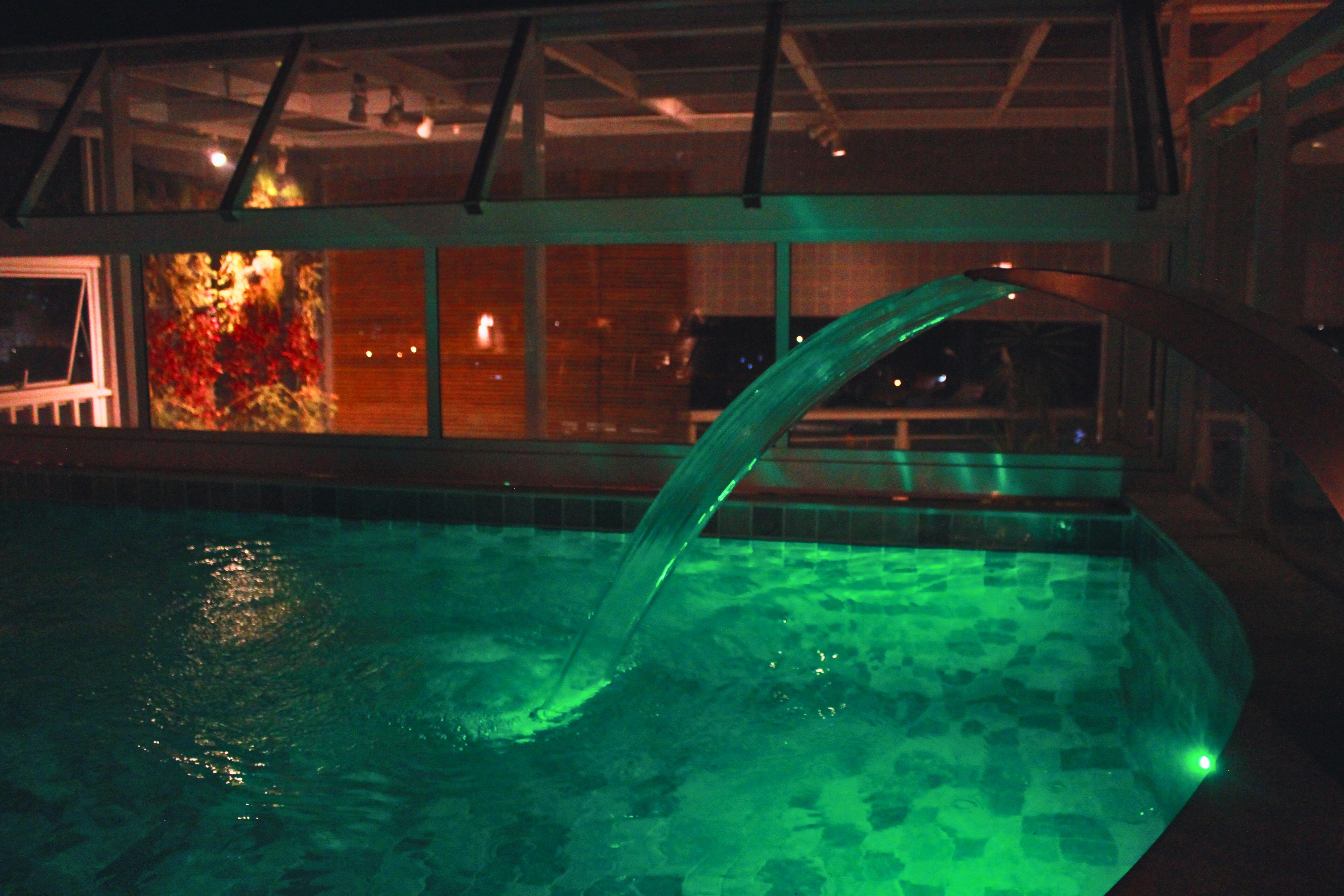 Gontijo Inn Hotel Itajubá Extérieur photo The indoor pool at night