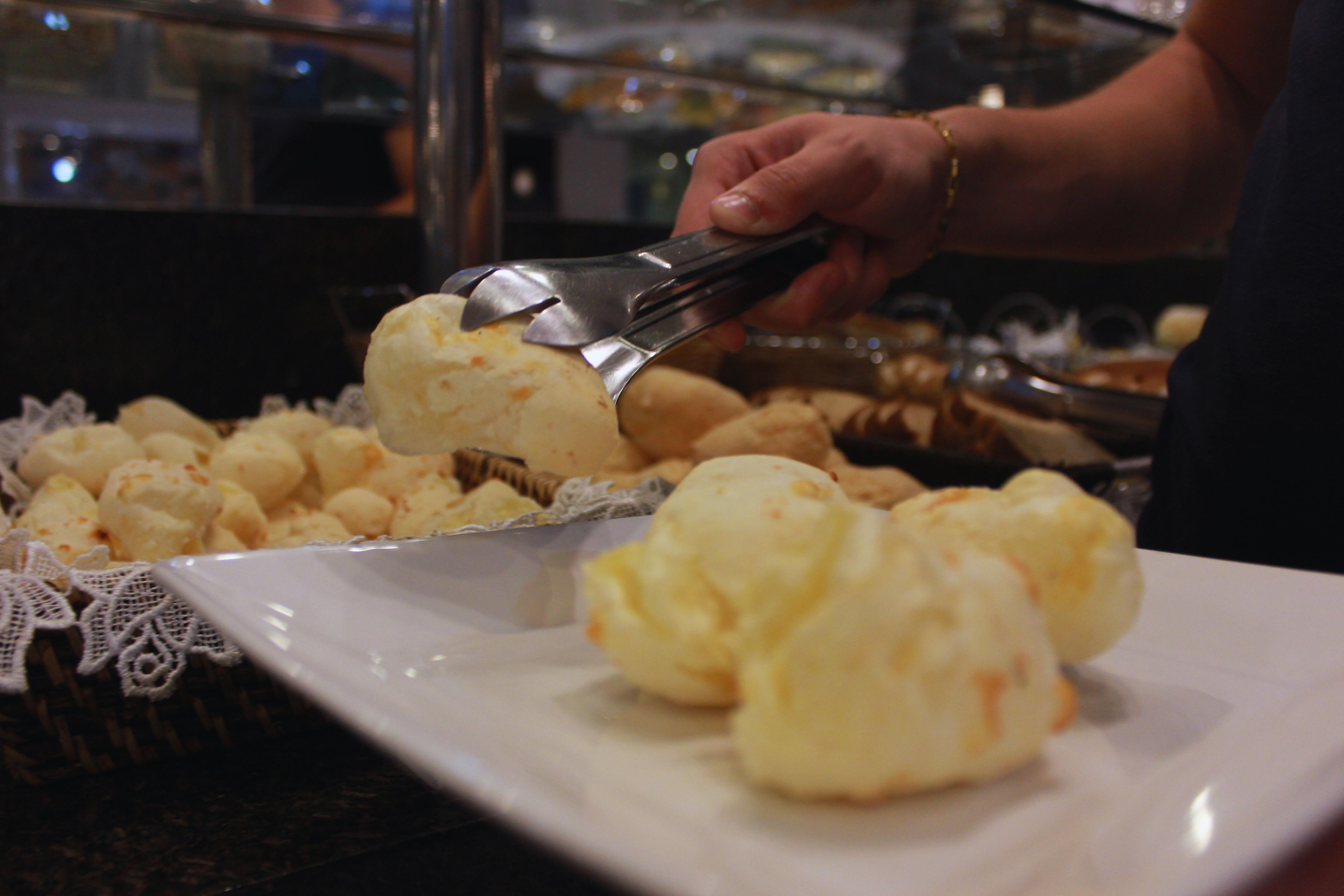 Gontijo Inn Hotel Itajubá Extérieur photo Pão de queijo being served
