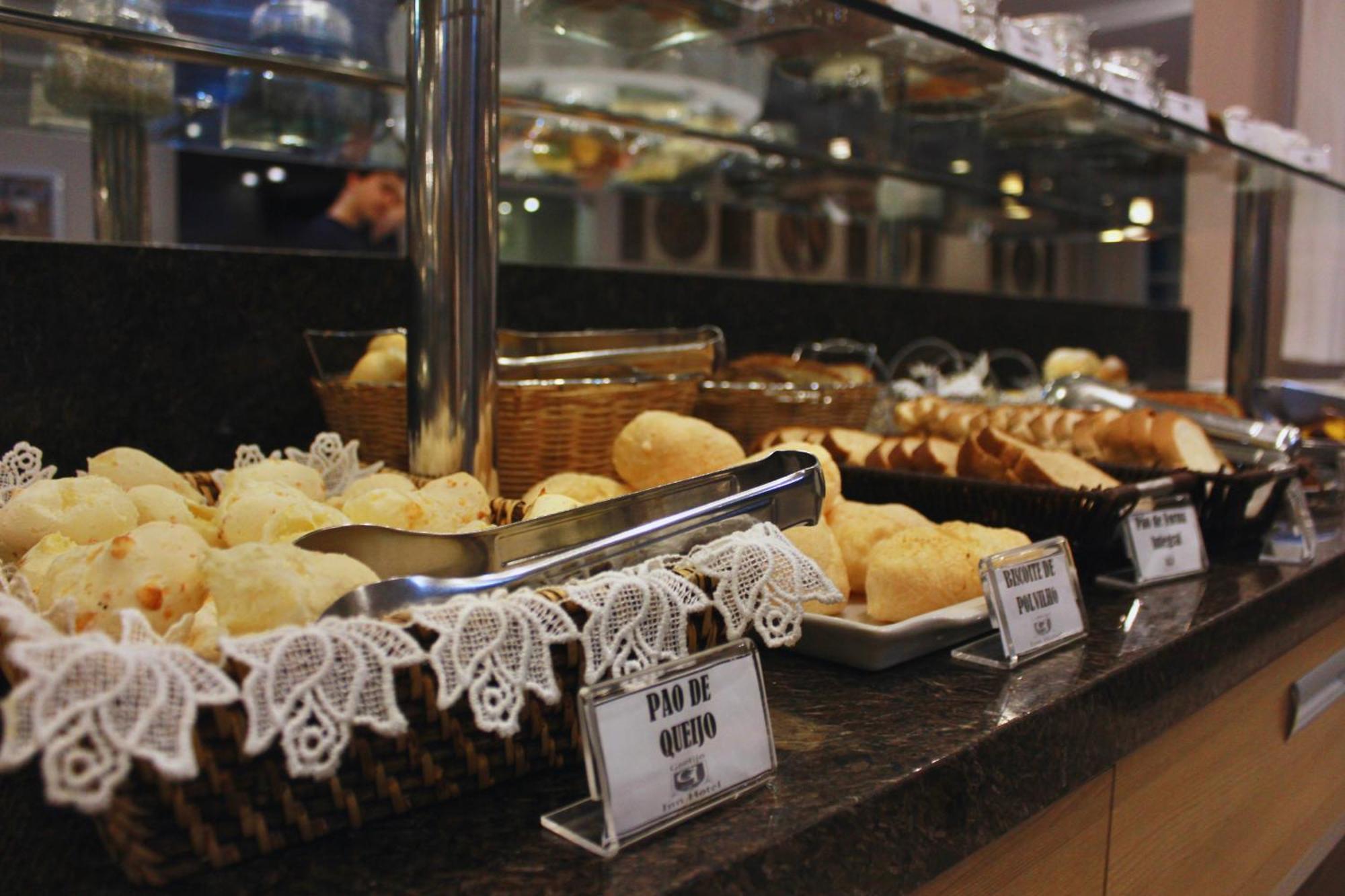 Gontijo Inn Hotel Itajubá Extérieur photo Pão de queijo at a buffet